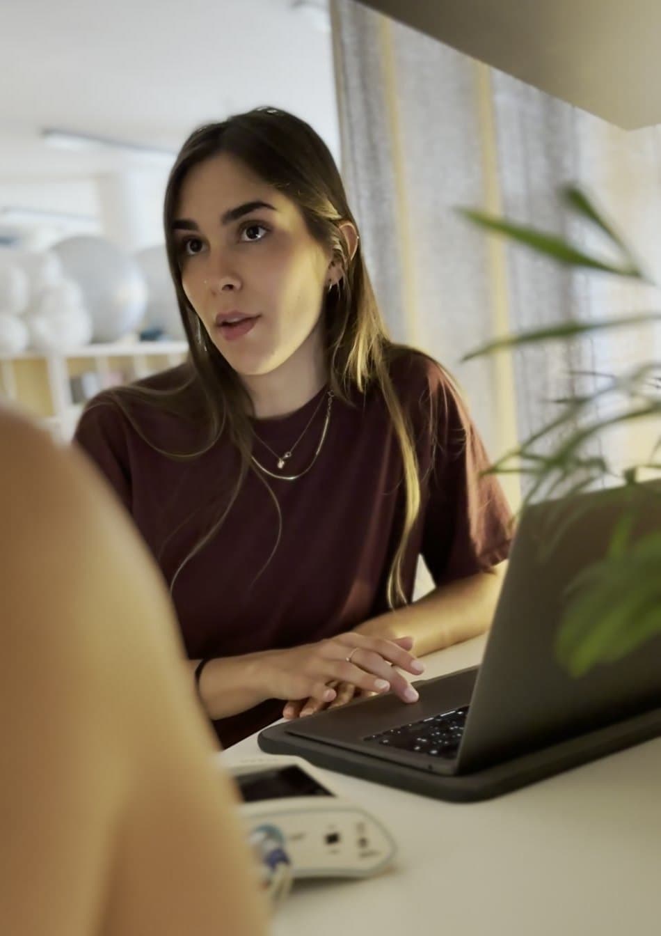 Aurora Silvestri alla scrivania durante una consulenza
