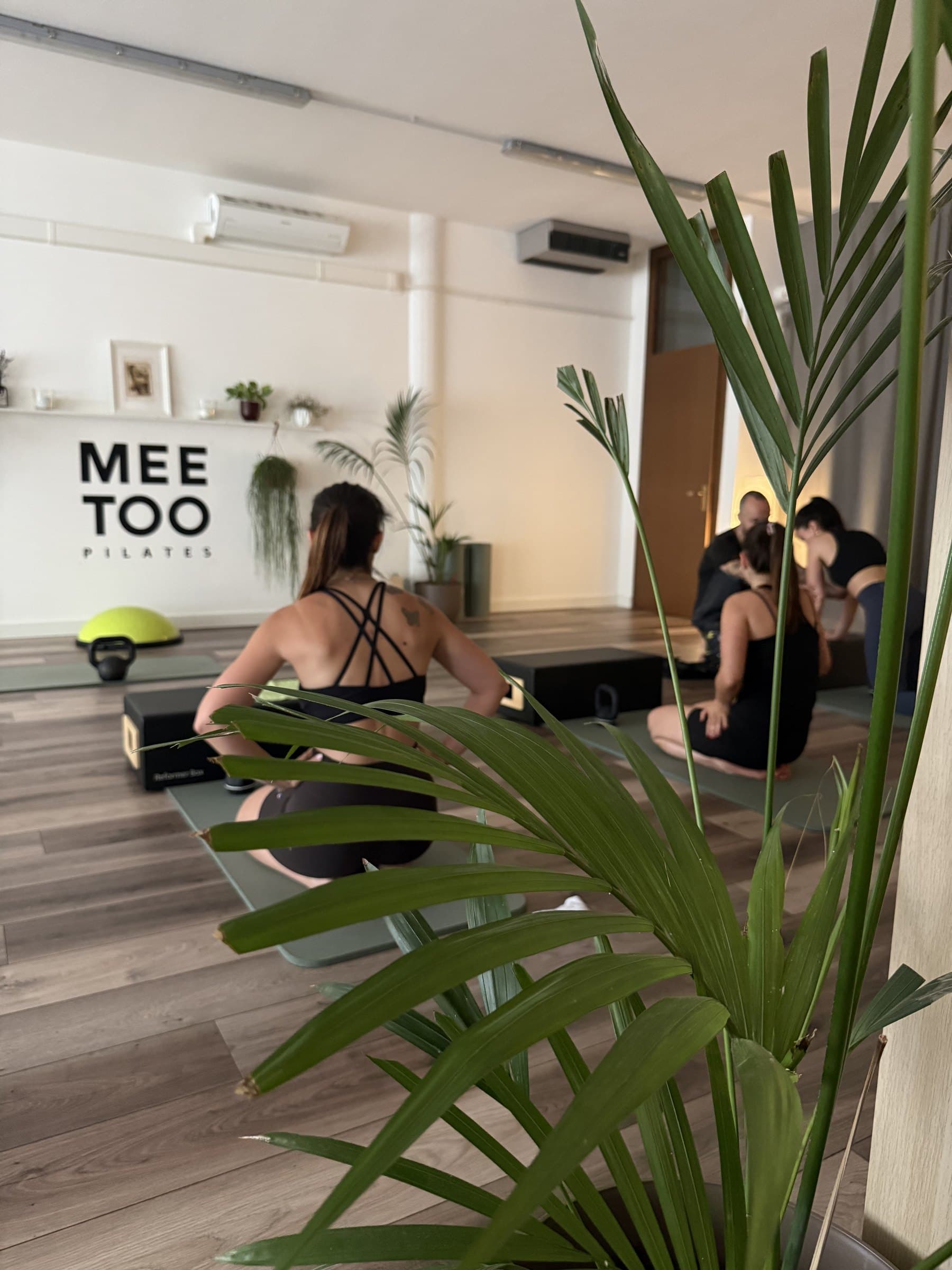 La sala durante una lezione di allenamento funzionale, con kettlebell e mezza sfera vicino all'insegna