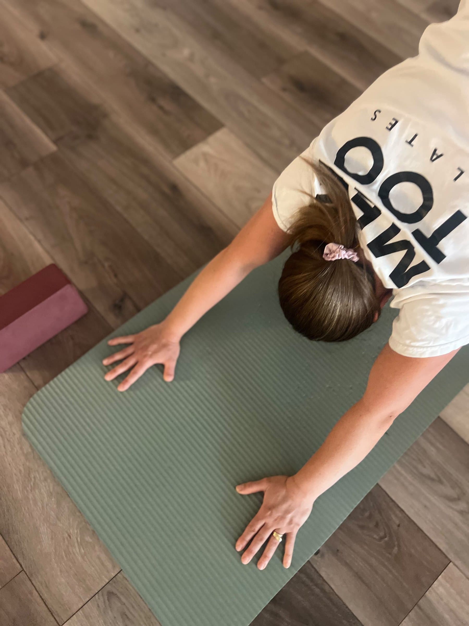 Lezione di yoga sul tappetino nella sala di Mee Too Pilates
